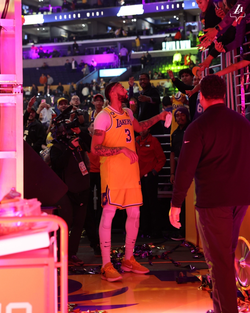 (. twitter.com/Lakers)