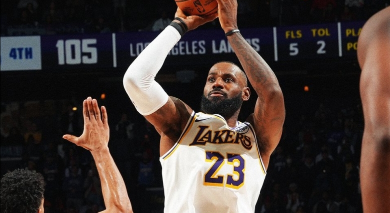 Леброн смълча Филаделфия и подгони Абдул-Джабар (видео)