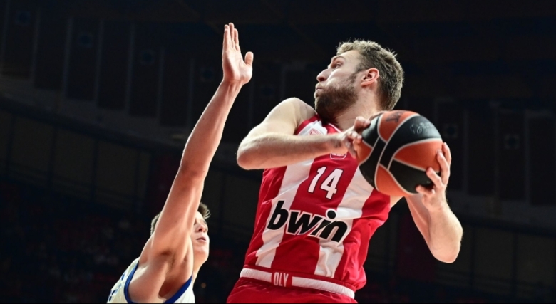 Везенков блести, но Олимпиакос отново капитулира в Евролигата