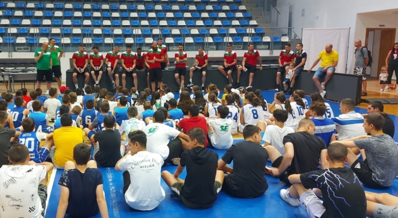 Националите се срещнаха с децата от школата на Рилски спортист