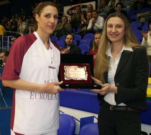 Албена Брънзова получи наградата си за баскетболистка номер 1 за 2007