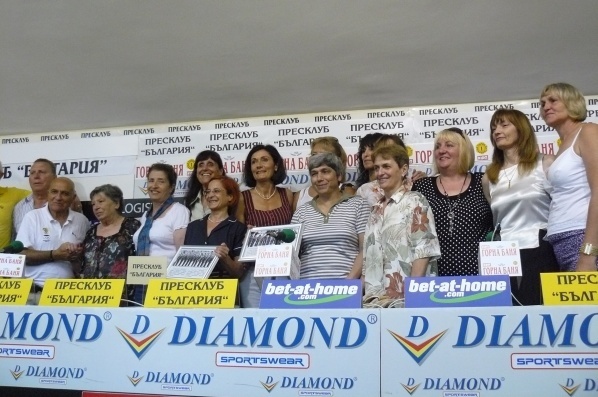 Михаил Михов награди "сребърните" баскетболни момичета на България