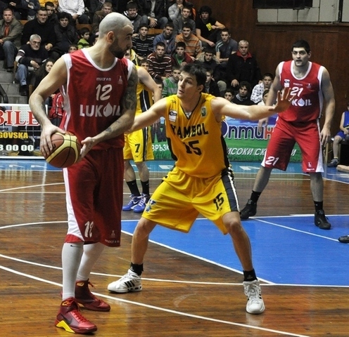 Десета поредна победа за Лукойл Академик