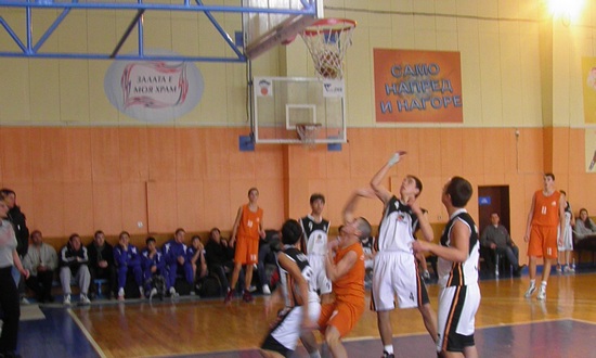 Шампион 2006 и Лукойл Академик водят в класирането при кадетите (16)