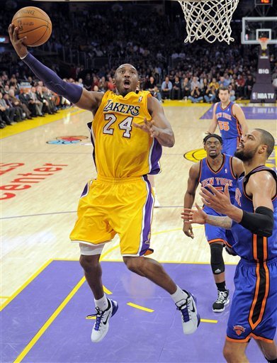 Коби надигра Кармело, а Лейкърс би Никс (видео)