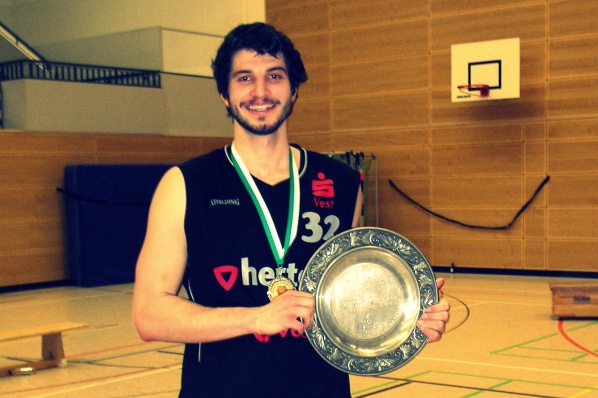 Българин вдигна купа в Германия, бори се и за титла