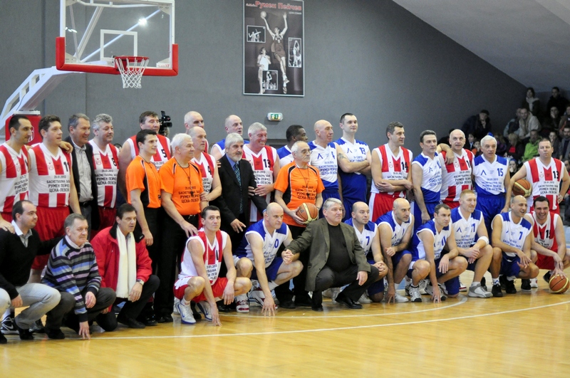 Припомнете си сблъсъка на легендите на ЦСКА и Левски (снимки и видео)