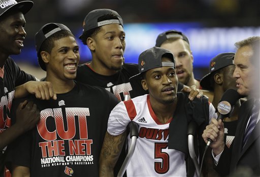 Гардът на Луивил, който счупи брутално крака си, се завърна на терена и вкара първата си стрелба (видео)