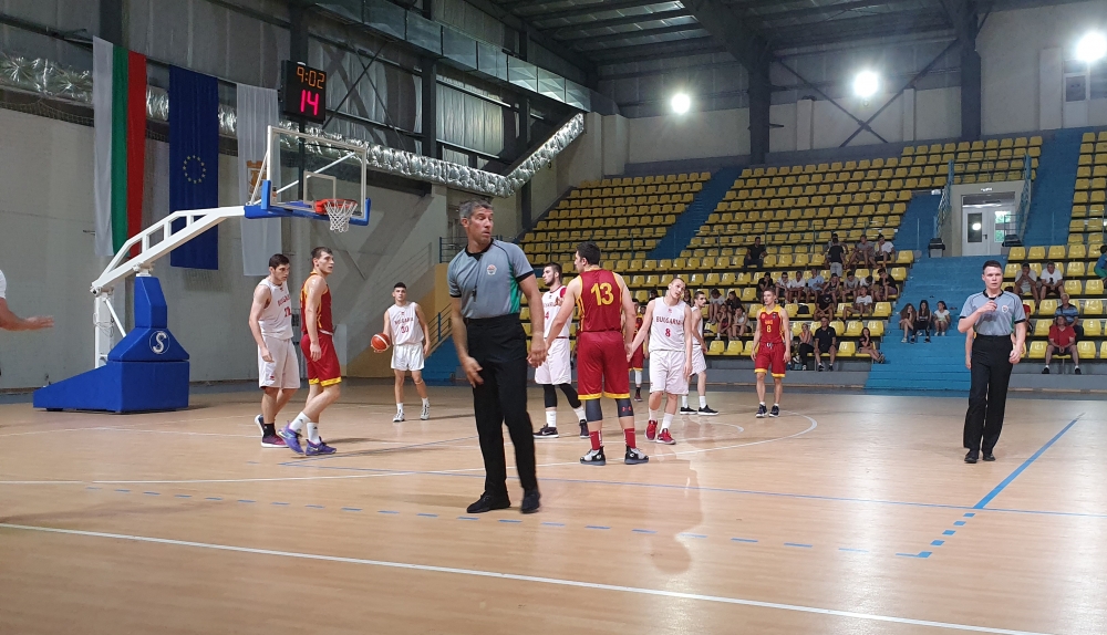 Топ реферите на България ръководят контролите на младежите