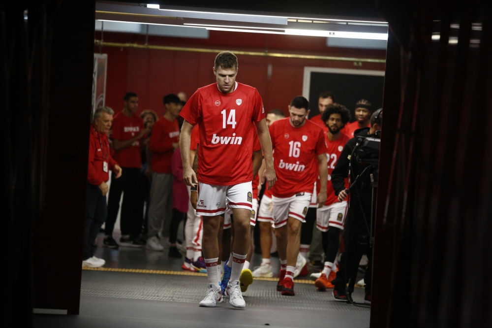 Везенков и Олимпиакос попаднаха в капана на Анадолу Ефес (видео)