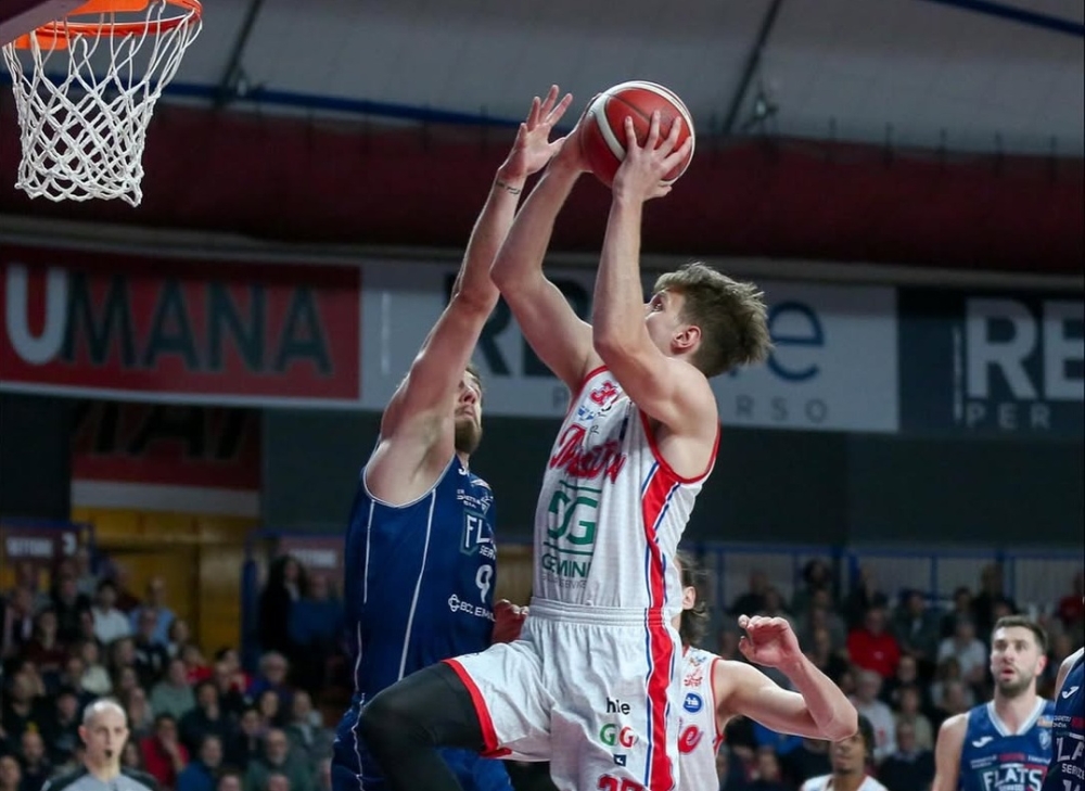 Горещата ръка на Алипиев осигури пета победа на Местре